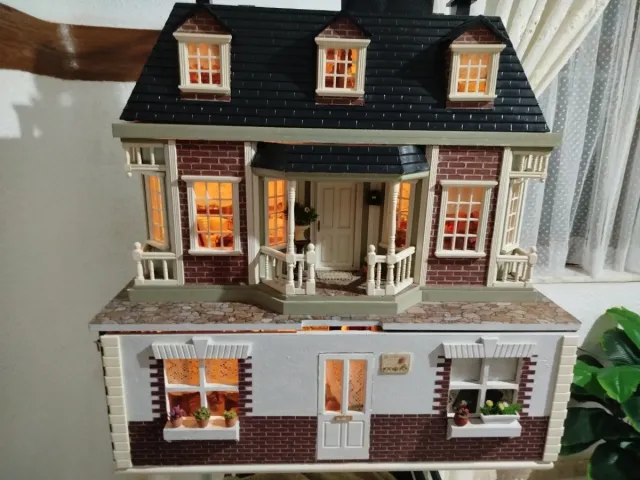 Casa de muñecas con luz