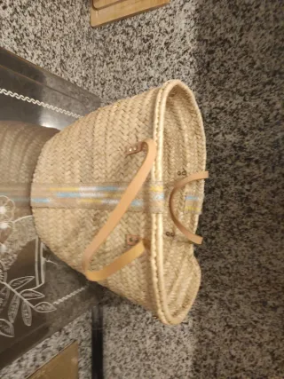 Bolso de esparto con asas de piel