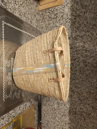 Bolso de esparto con asas de piel