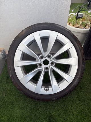 Llantas Tesla 19 pulgadas con neumáticos