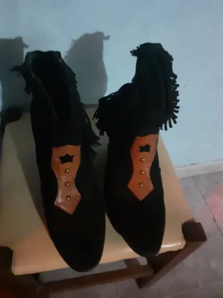Botines negros y marrones con flecos