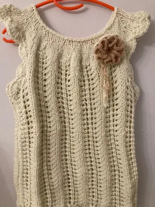 Exclusivo chaleco vintage tejido beige con flor