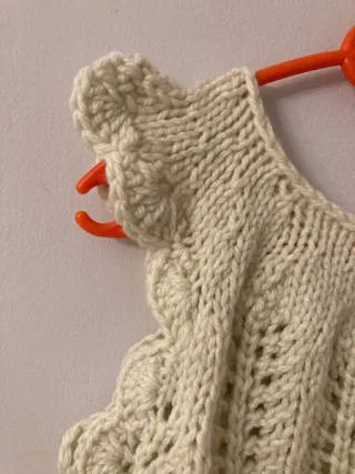 Exclusivo chaleco vintage tejido beige con flor