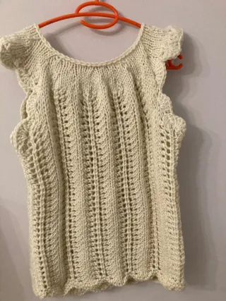 Exclusivo chaleco vintage tejido beige con flor