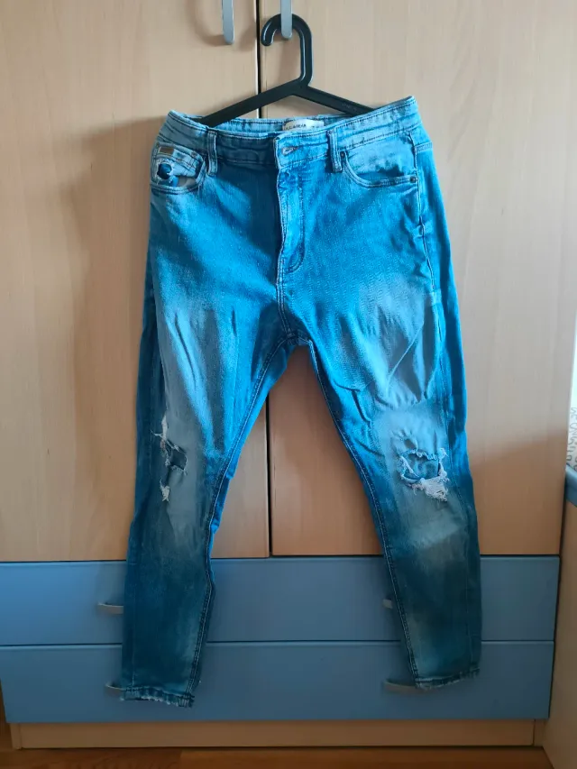 Pantalón vaquero pitillo desgastado