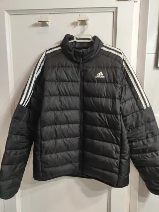 Chaqueta acolchada plumas Adidas Essentials negra.