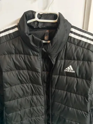 Chaqueta acolchada plumas Adidas Essentials negra.
