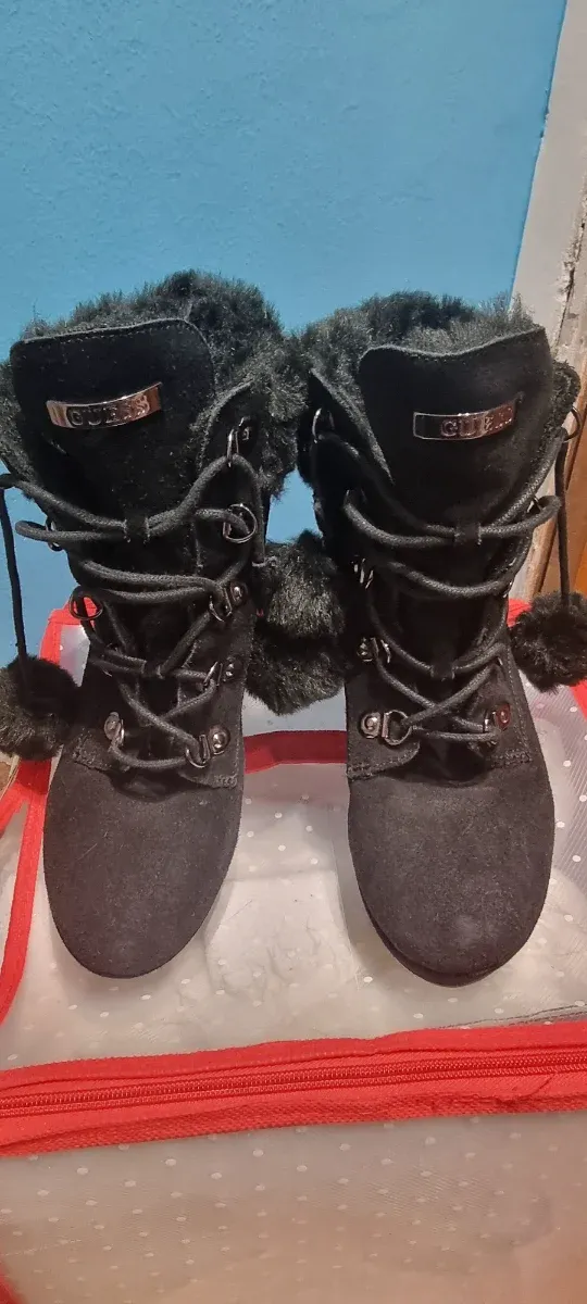 Stivaletti Guess neri con pelliccia