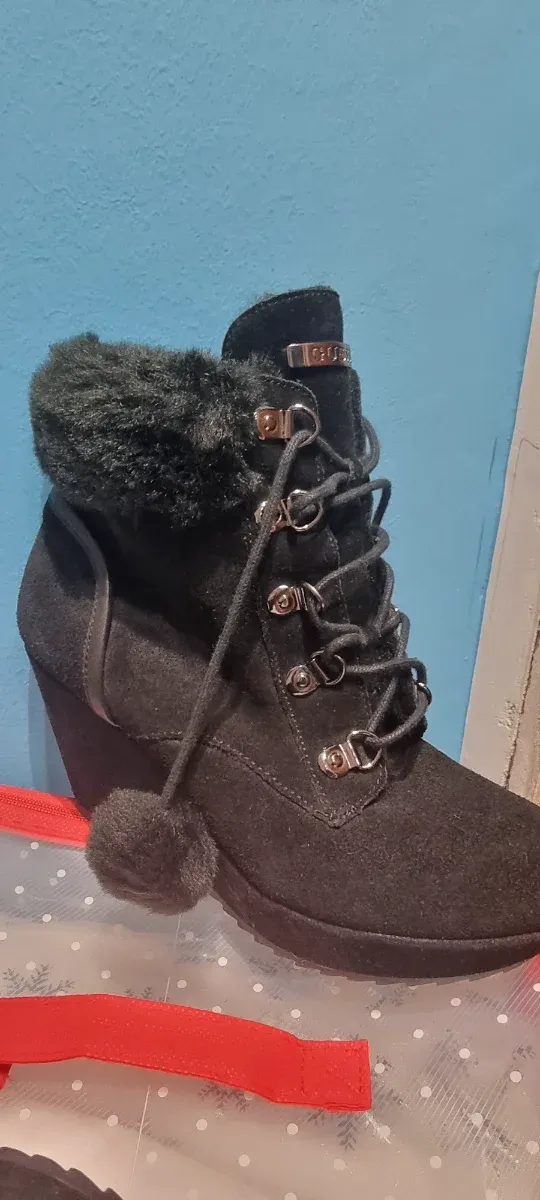 Stivaletti Guess neri con pelliccia