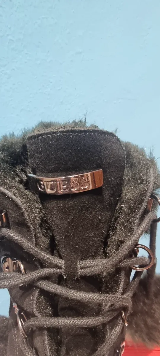 Stivaletti Guess neri con pelliccia