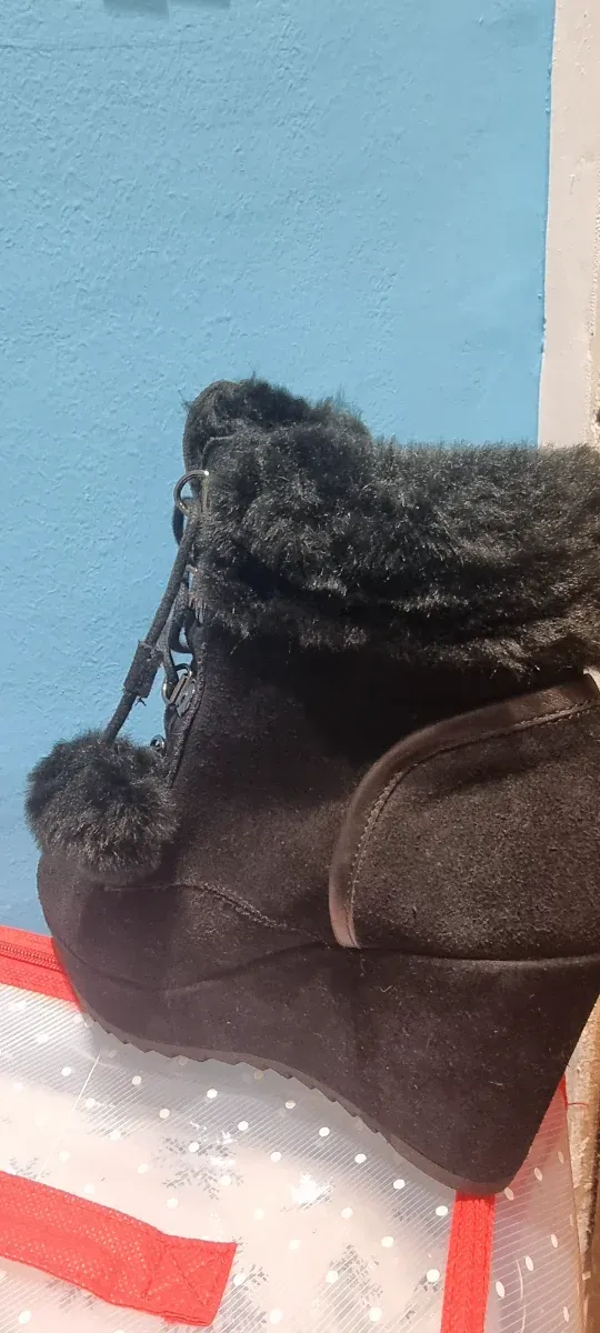 Stivaletti Guess neri con pelliccia