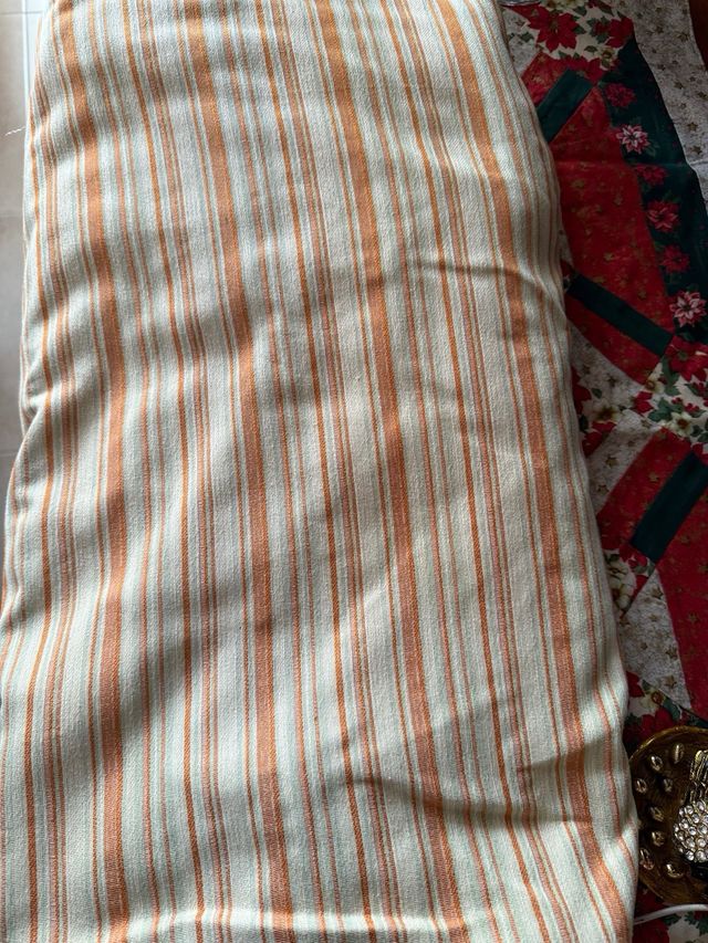 Cortina a rayas beige y naranja