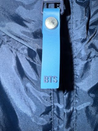 Cortavientos BTS niño azul