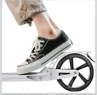 Patinete infantil plateado y blanco, como nuevo!!!