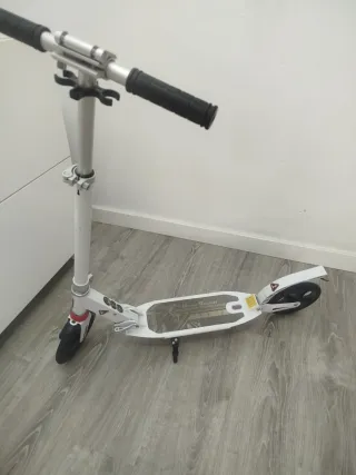 Patinete infantil plateado y blanco, como nuevo!!!