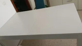 Mesa de comedor blanca y silla azul