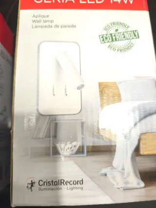 2 lámparas blancas de mesita de noche.