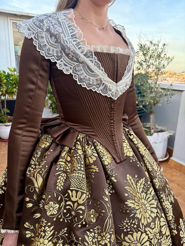 Traje de Fallera Marrón y Dorado