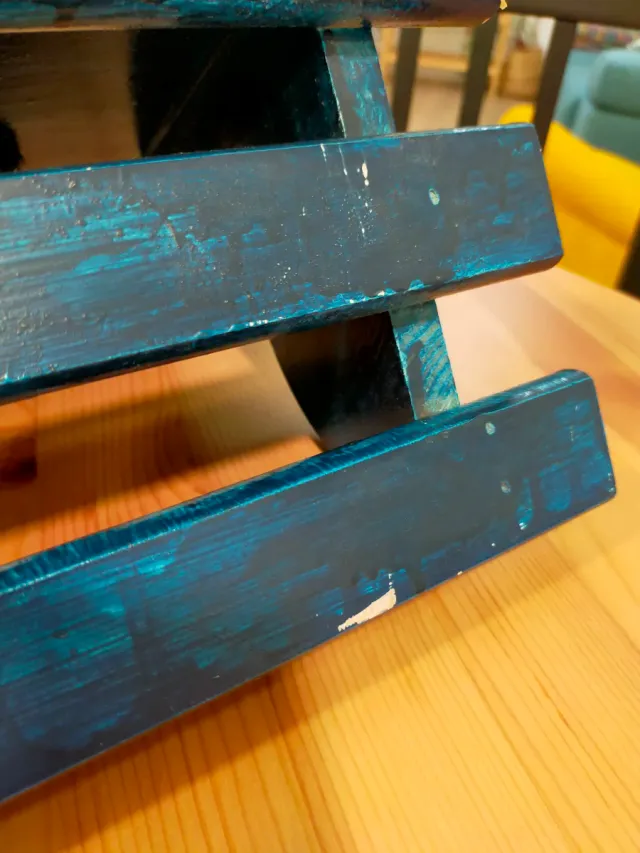 Perchero de pared azul de madera