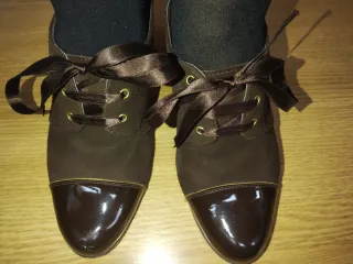 Zapatos de tacón marrones con cordones