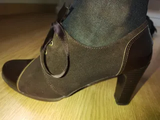 Zapatos de tacón marrones con cordones