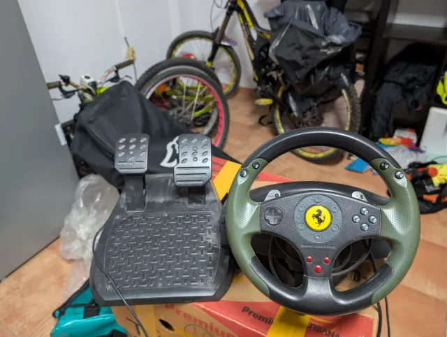 Volante Thrustmaster Ferrari + Pedales
