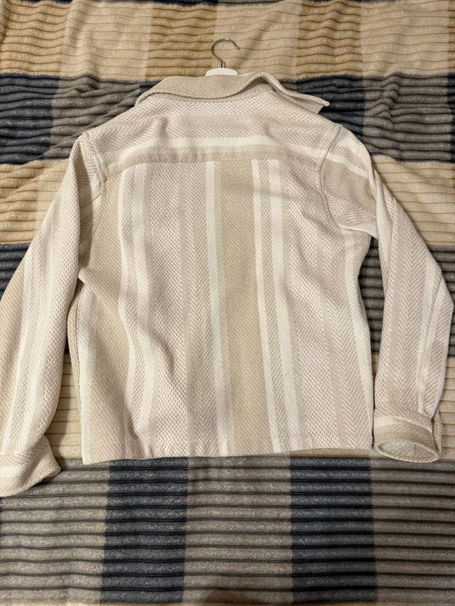 Sobrecamisa Bershka rayas beige y blanco