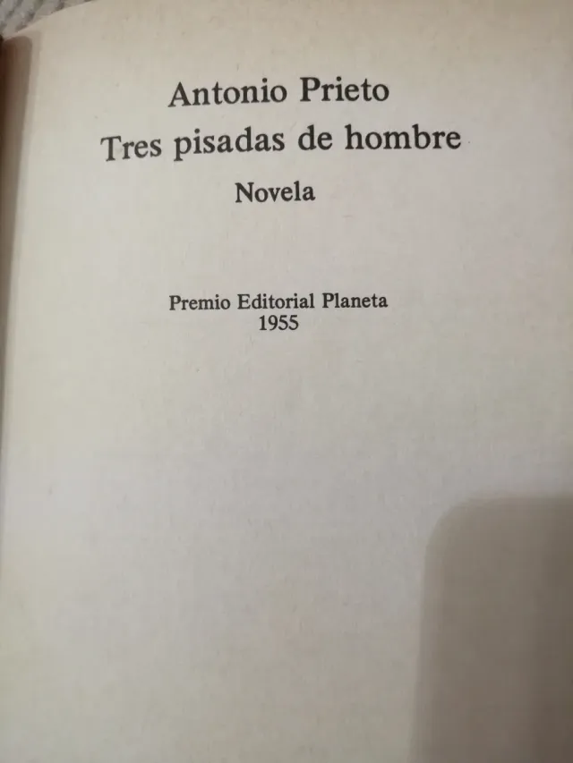 Tres pisadas de hombre
