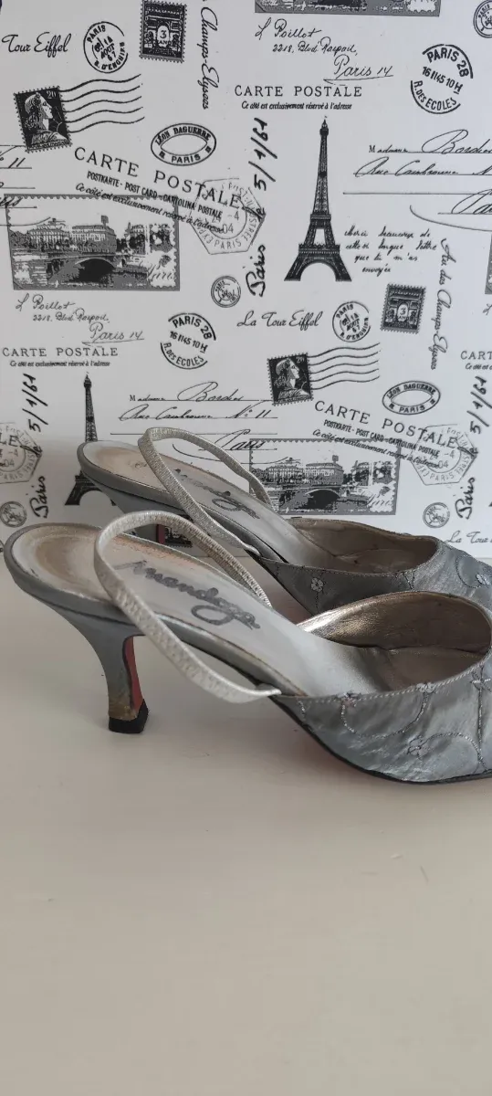 Sapatos de salão prateados