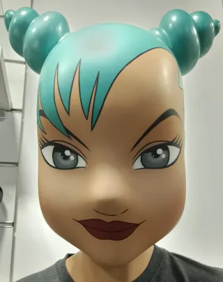 Maniquí figura femenina con camiseta