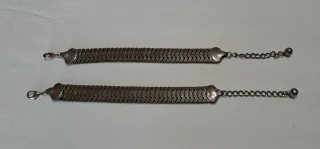 Coppia di bracciali in metallo