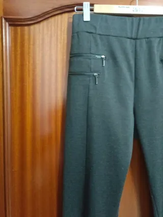 Pantalón de licra gris con cremalleras