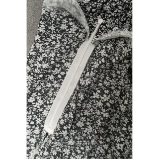 Falda estampada floral negra y blanca