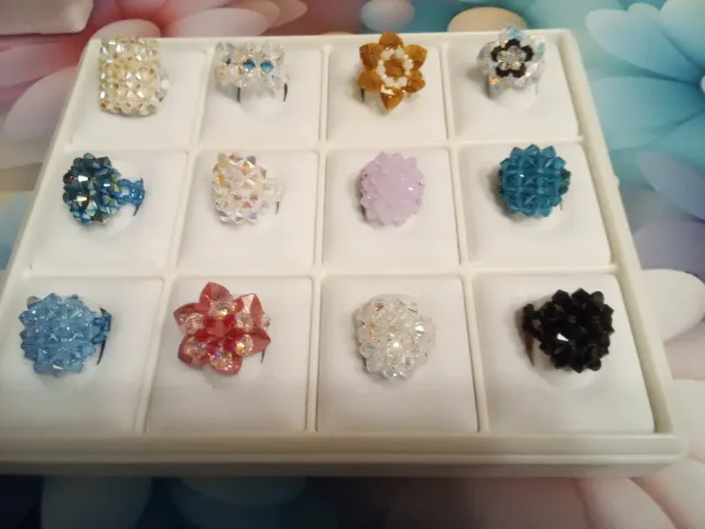 Anillos florales de bisutería.