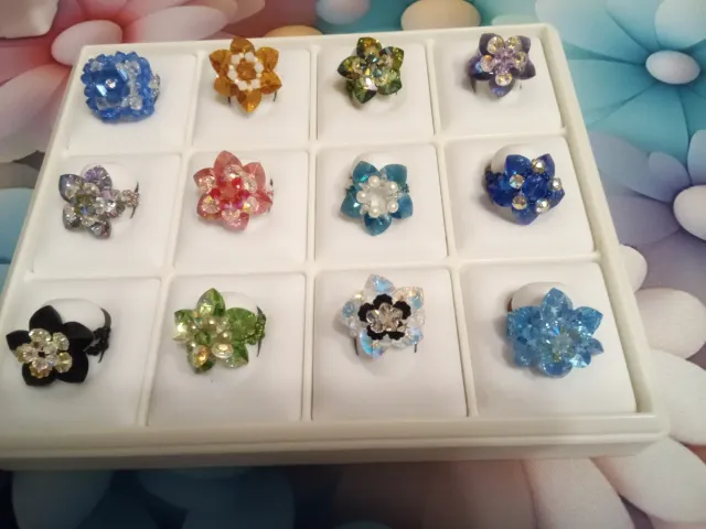 Anillos florales de bisutería.