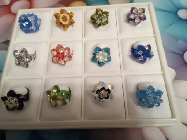 Anillos florales de bisutería.