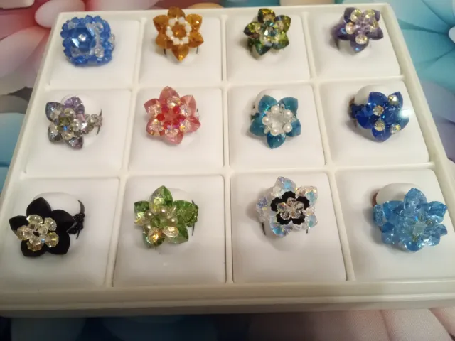 Anillos florales de bisutería.