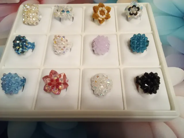 Anillos florales de bisutería.