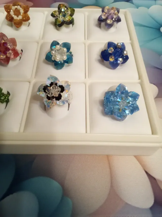 Anillos florales de bisutería.