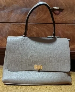 Bolso beige con detalles dorados