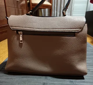 Bolso beige con detalles dorados