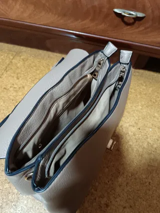 Bolso beige con detalles dorados