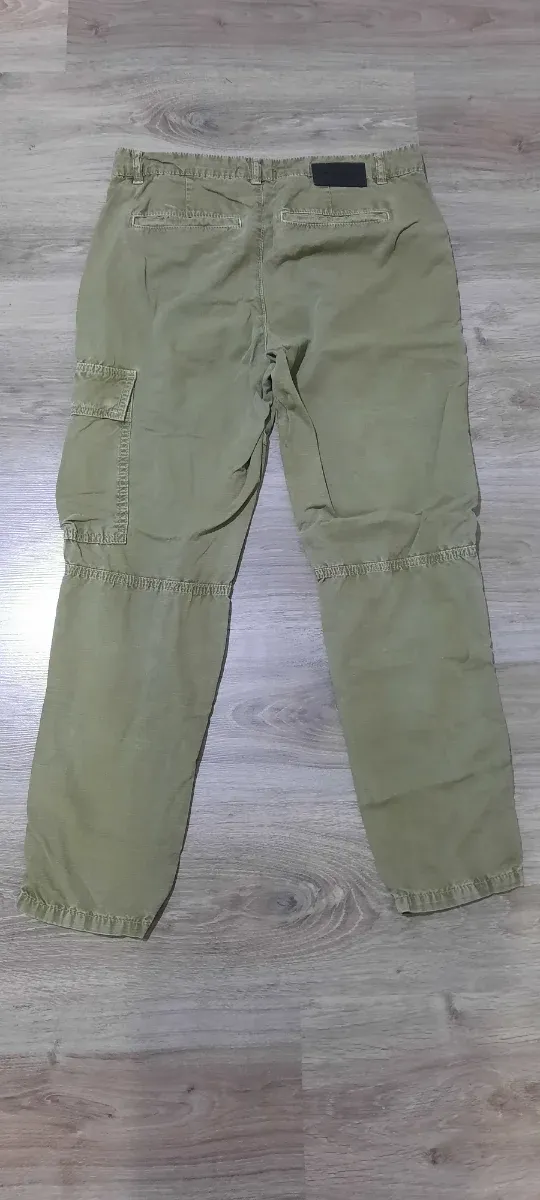 Pantalón cargo verde militar hombre