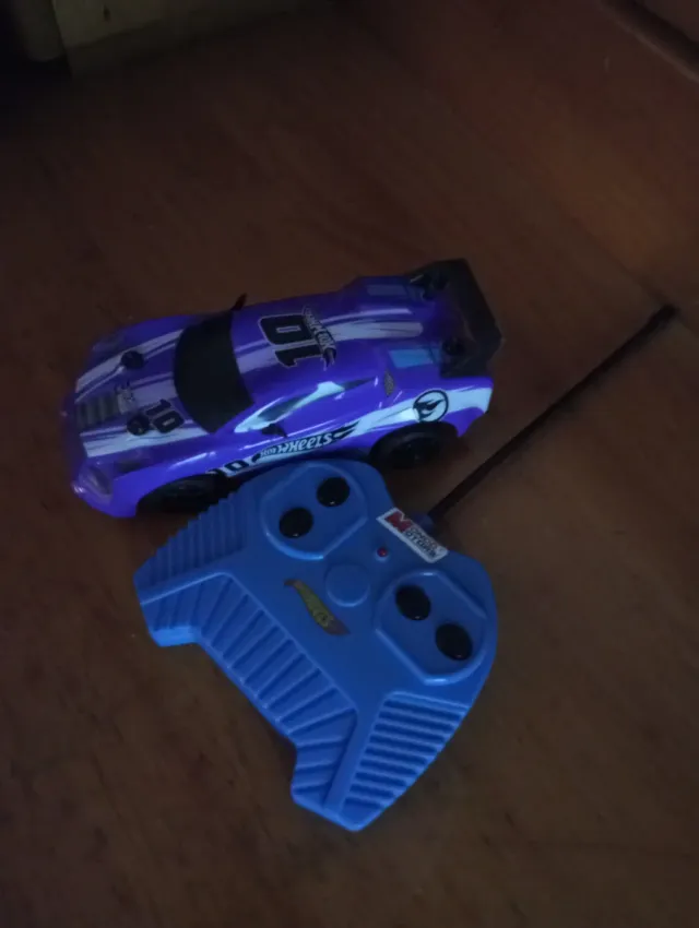 Auto telecomandata Hot Wheels viola