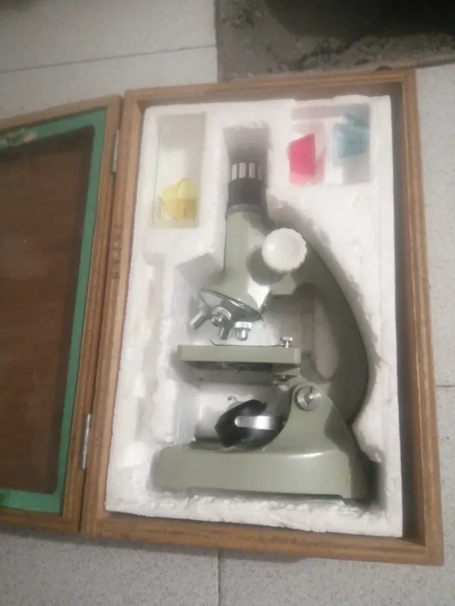 Microscopio con maletín