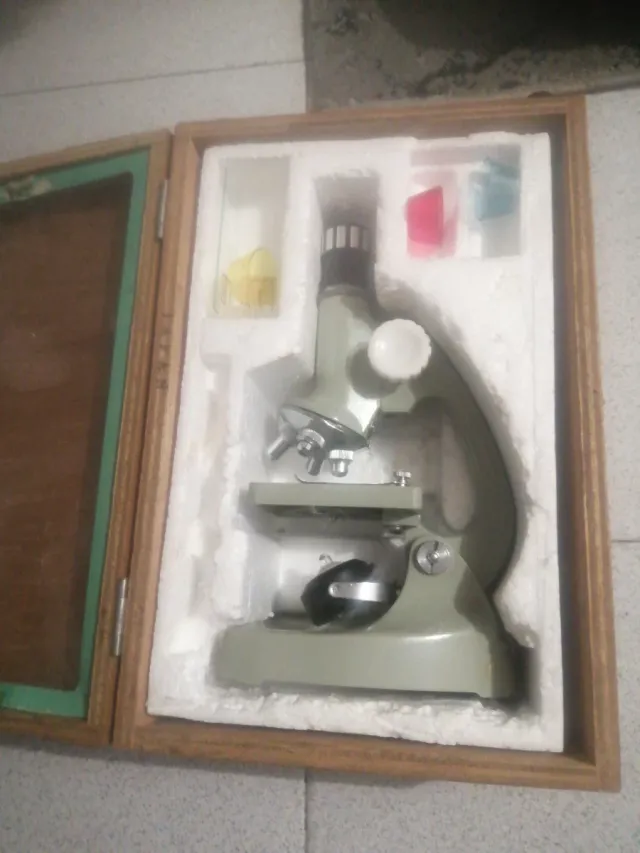 Microscopio con maletín