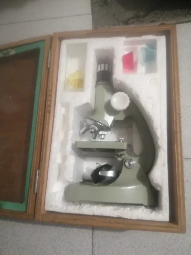 Microscopio con maletín