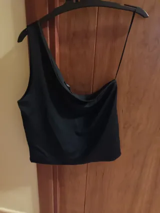 Top asimétrico negro Stradivarius