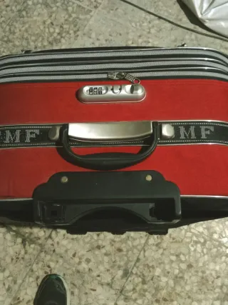 Maleta CMF negra con ruedas