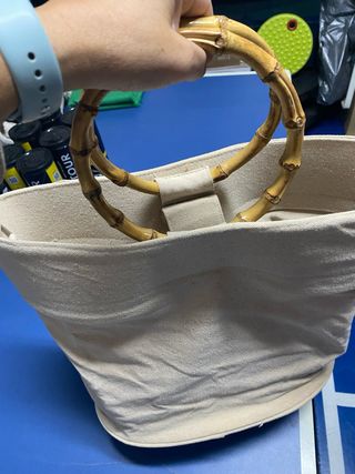 Bolso grande de lona beige con asas de bambú